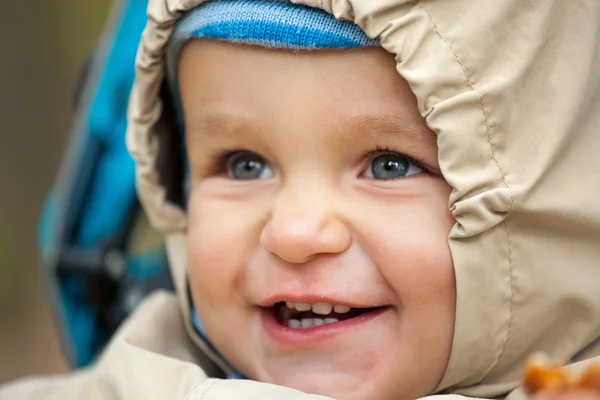 Petit garçon dans le parc — Photo