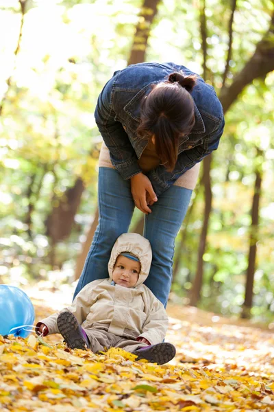 Matka z dzieckiem w parku — Zdjęcie stockowe