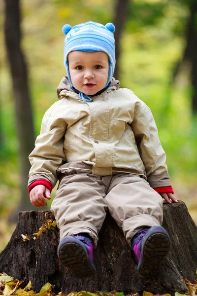 Malý chlapeček v parku — Stock fotografie
