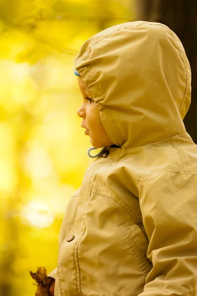 Piccolo bambino nel parco — Foto Stock