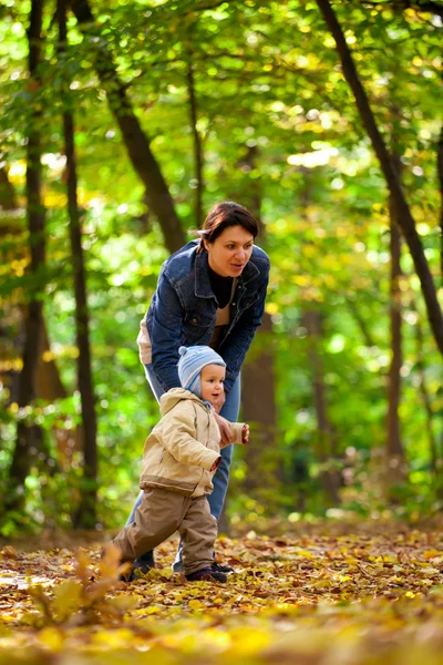 母亲与婴儿在公园 — 图库照片