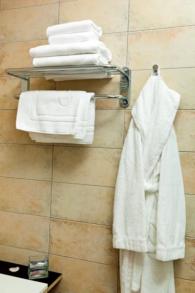 Handtücher und Bademäntel — Stockfoto