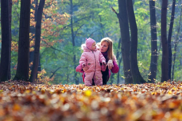 Симпатичный маленький ребенок с матерью в парке — стоковое фото