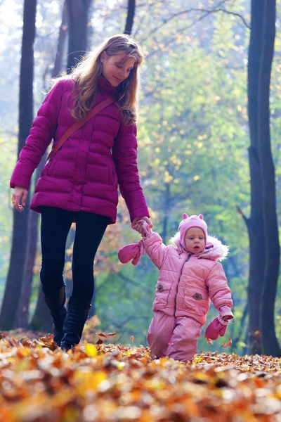 Schattige kleine baby met moeder in park — Stockfoto