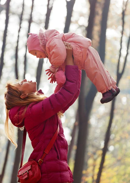 Симпатичный маленький ребенок с матерью в парке — стоковое фото