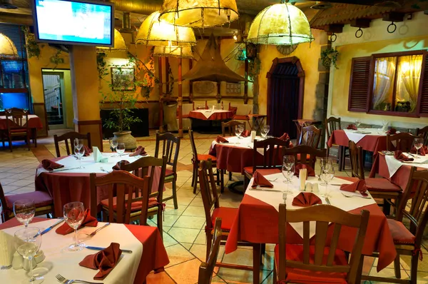 Italiensk restaurang med en traditionell interiör — Stockfoto