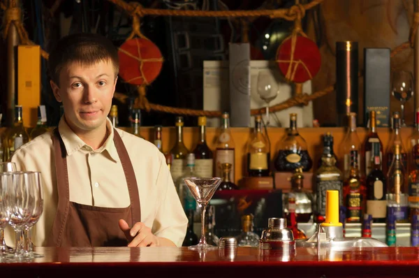 Barman en el trabajo - en interiores — Foto de Stock
