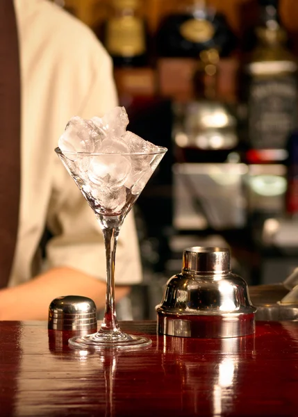 Cocktail di ghiaccio al bar in legno — Foto Stock