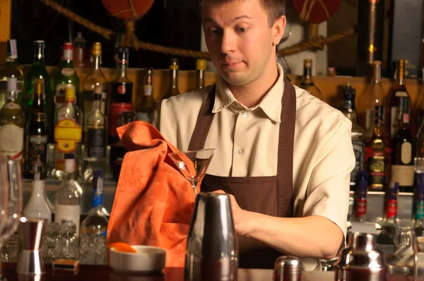 Barman en el trabajo - en interiores — Foto de Stock