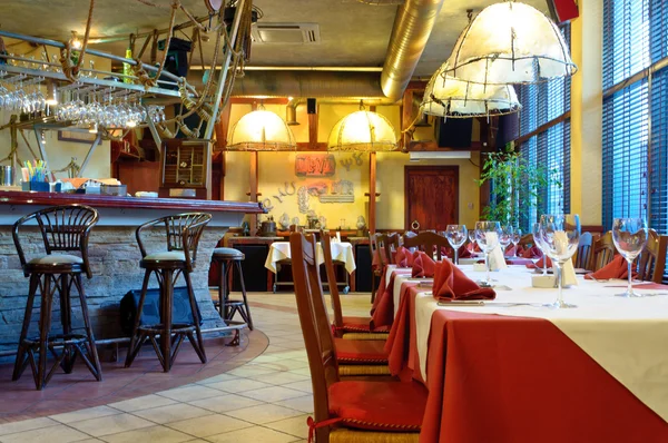 Italiensk restaurang med en traditionell interiör — Stockfoto
