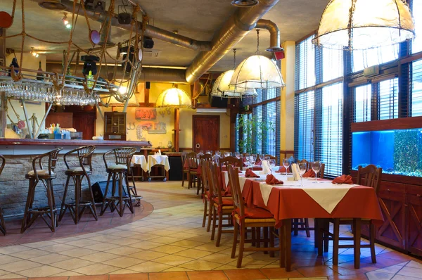 Italská restaurace s tradiční interiér — Stock fotografie