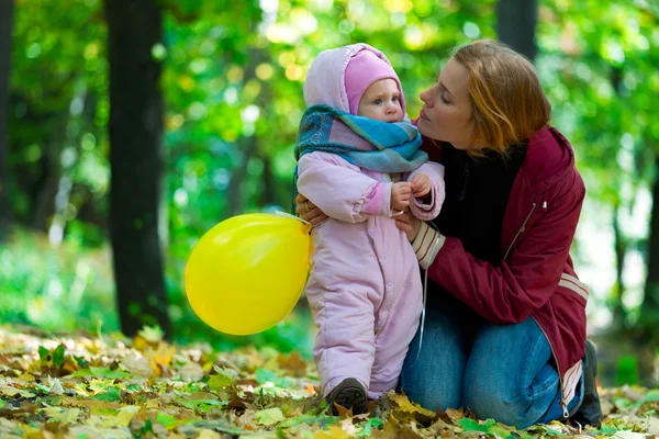 Glückliche junge Mutter und ihre kleine Tochter — Stockfoto