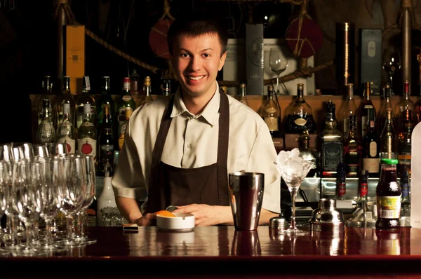 Barman en el trabajo — Foto de Stock