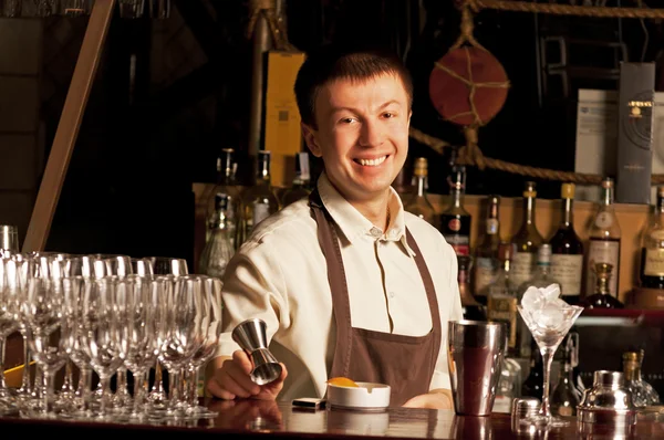 Barman op het werk — Stockfoto