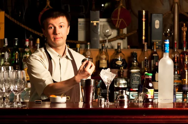 Barmann bei der Arbeit — Stockfoto