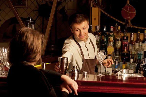 Barman no trabalho — Fotografia de Stock