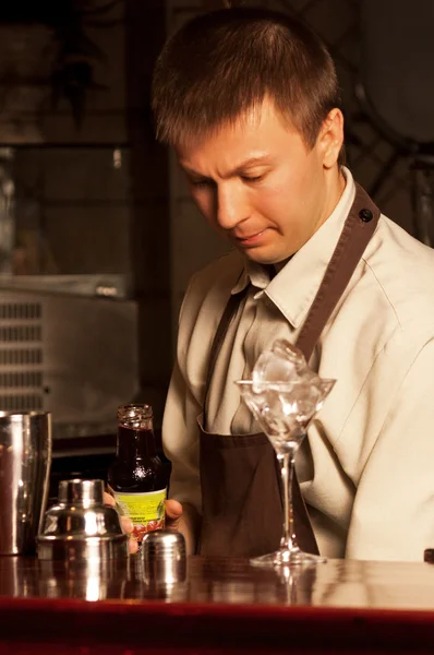 Barmen iş başında — Stok fotoğraf