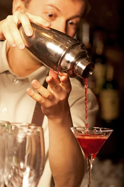Barman no trabalho — Fotografia de Stock