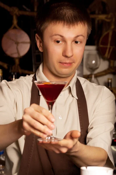 Barman met cocktail — Stockfoto