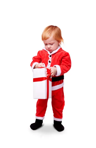 Ritratto di piccolo bambino carino nella suite rossa di Babbo Natale isolato — Foto Stock