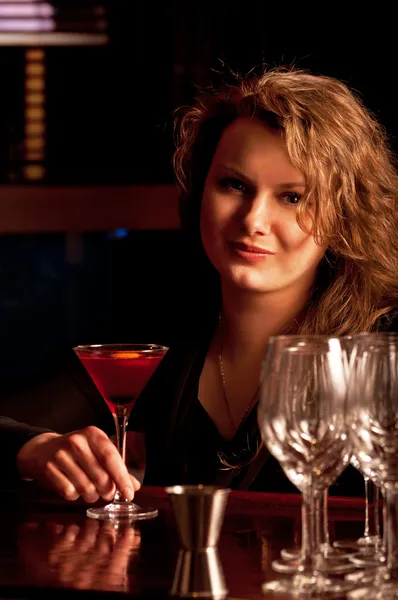 Όμορφη γυναίκα στο κοκτέιλ μπαρ — Φωτογραφία Αρχείου
