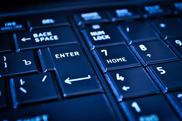 Fechar de um teclado escuro — Fotografia de Stock