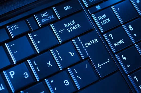 Primer plano de un teclado oscuro — Foto de Stock