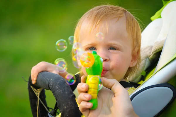 Bebê bonito soprando bolhas — Fotografia de Stock
