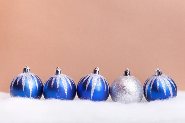 Brilhante azul bolas de Natal no fundo — Fotografia de Stock