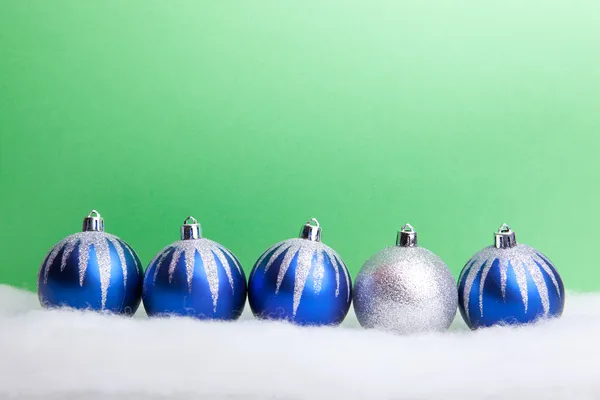 Glinsterende blauwe kerstballen op achtergrond — Stockfoto