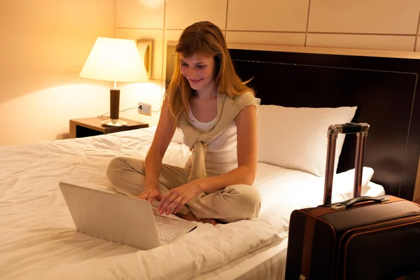 Junge Frau benutzt Laptop im Hotel — Stockfoto