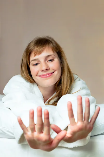 Młoda kobieta szczęśliwa, patrząc na jej finges — Zdjęcie stockowe