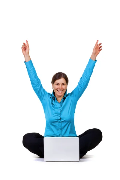 便携式计算机的幸福女人 — 图库照片