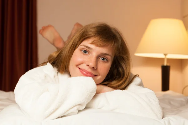 Giovane donna vestita di bianco — Foto Stock