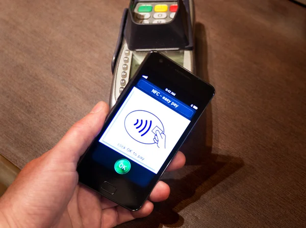 NFC - Comunicação no campo próximo / pagamento fácil — Fotografia de Stock