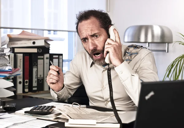 Homem de negócios furioso ao telefone — Fotografia de Stock
