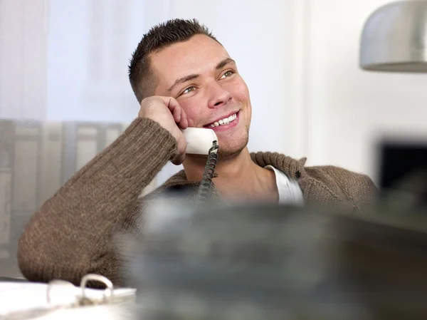 Affärsman med samtal på telefon — Stockfoto