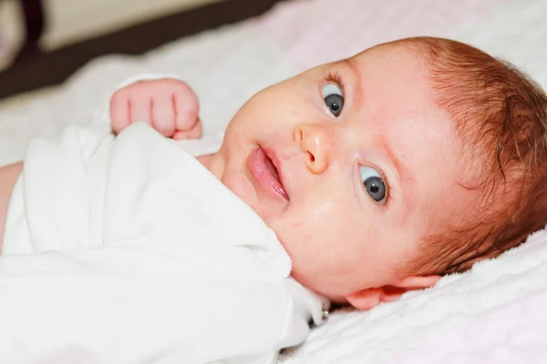 Sorrindo bebê recém-nascido menina — Fotografia de Stock