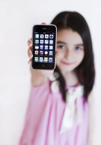 Девочка с Apple IPhone 3s — стоковое фото