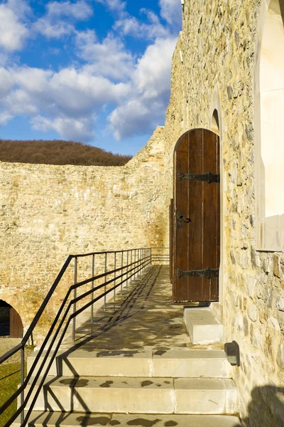 Ruïnes van een oud kasteel in Oost-Europa — Stockfoto