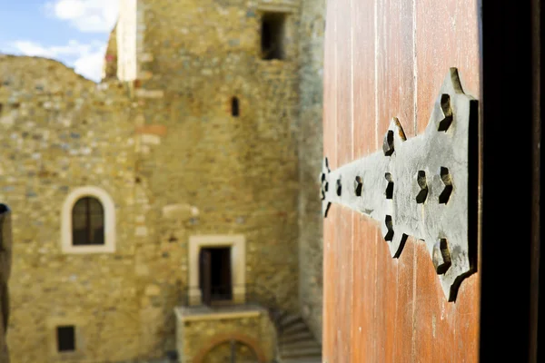 Puerta abierta en un antiguo castillo — Foto de Stock