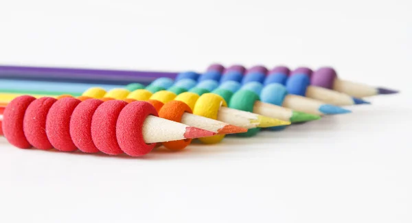 Lápis dispostos em ordem de cor do arco-íris — Fotografia de Stock