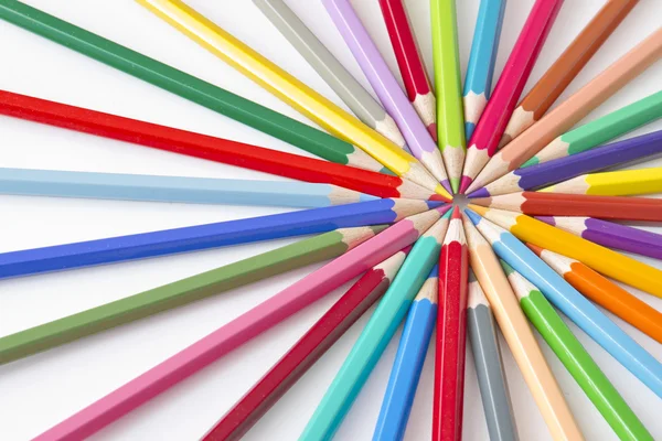 Färgpennor i en cirkel på vit bakgrund — Stockfoto