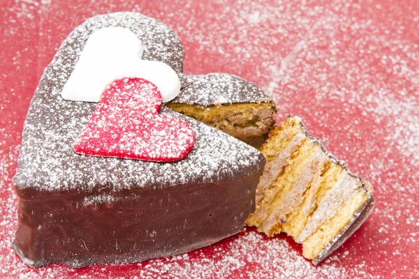 Φέτα ένα κέικ σοκολάτας σε σχήμα καρδιάς — Φωτογραφία Αρχείου