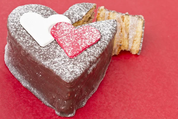Φέτα ένα κέικ σοκολάτας σε σχήμα καρδιάς — Φωτογραφία Αρχείου