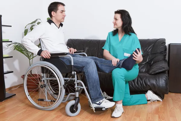 Physical therapist working with patient — Stock Photo, Image