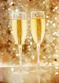 dvě elegantní šampaňské skleničky