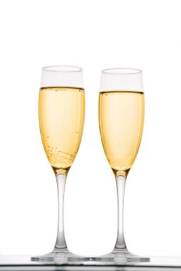 iki şık şampanya bardağı