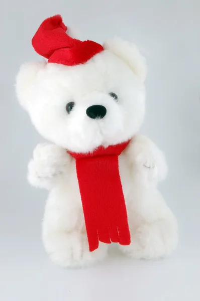 Медвежонок в шляпе Санты на белом фоне — стоковое фото