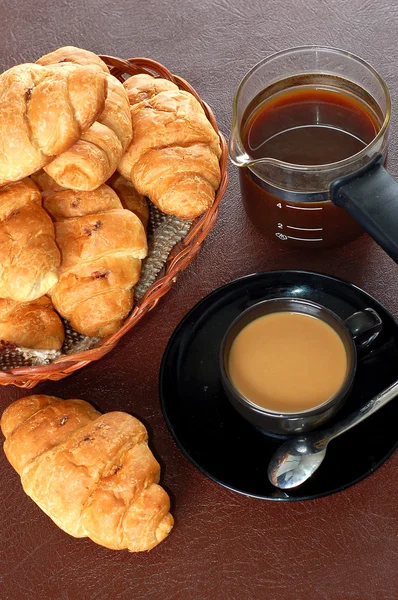 杯咖啡，新鲜牛角面包 — 图库照片